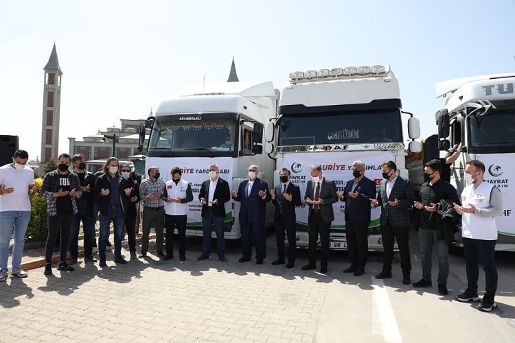 Gıda ve mobilya yüklü yardım tırları yola çıktı