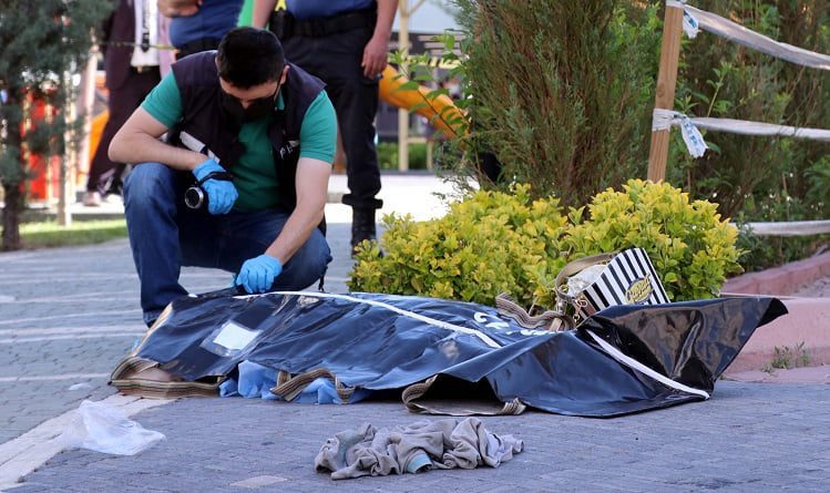 Arkadaşlık teklifini reddeden öğretmeni öldürdü