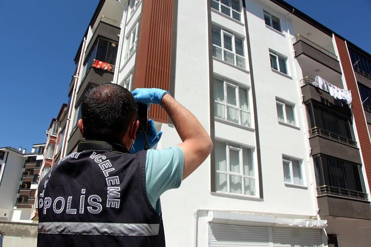 Uyurken üçüncü kattan düştü
