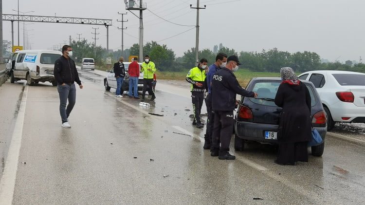 Bursa’da zincirleme kaza! 1’i çocuk 5 yaralı