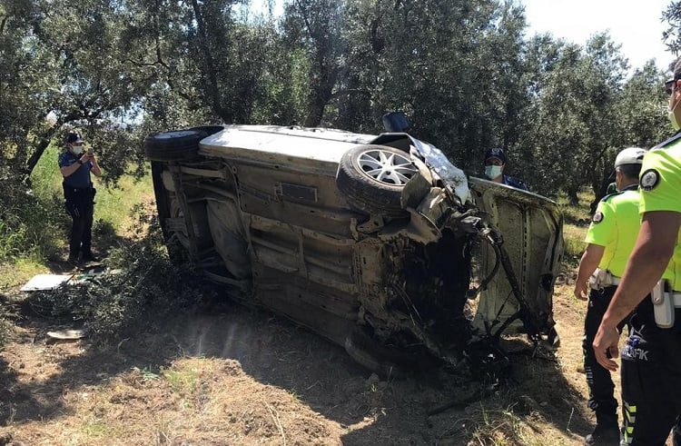 Bursa’da zeytinliğe uçan aracın camından fırladı