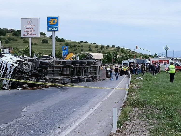 Feci kazada TIR’ın altında kaldılar