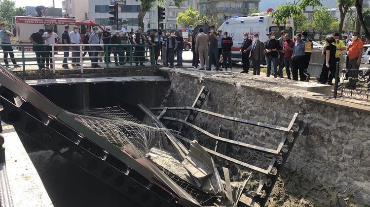 Bursa’da köprüdeki inşaat büyük bir gürültüyle çöktü!