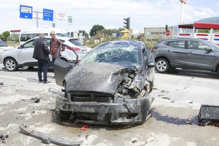 Bursa’da feci kaza! Takla atan araca çarptı
