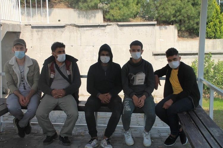İtalya’ya kaçma planı yaparken gümrükte yakalandılar