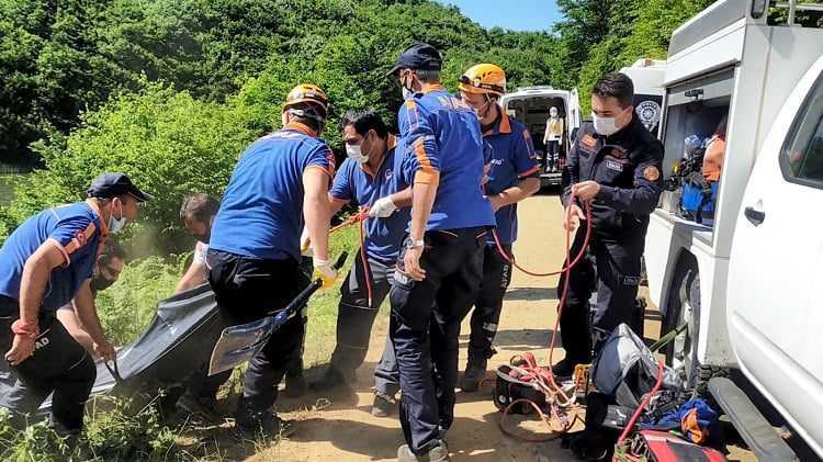 Kayıp olarak aranırken gölete uçan aracında cesedi bulundu