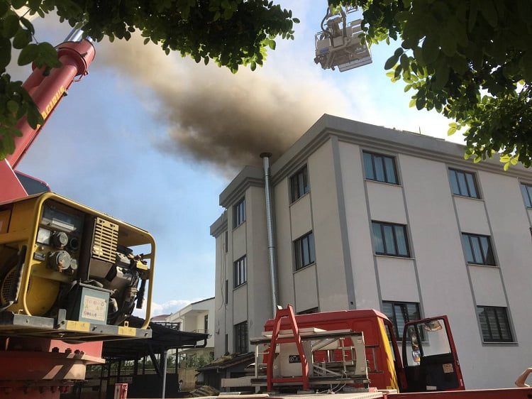 Bursa’da, öğrenci yurdunun çatısında yangın