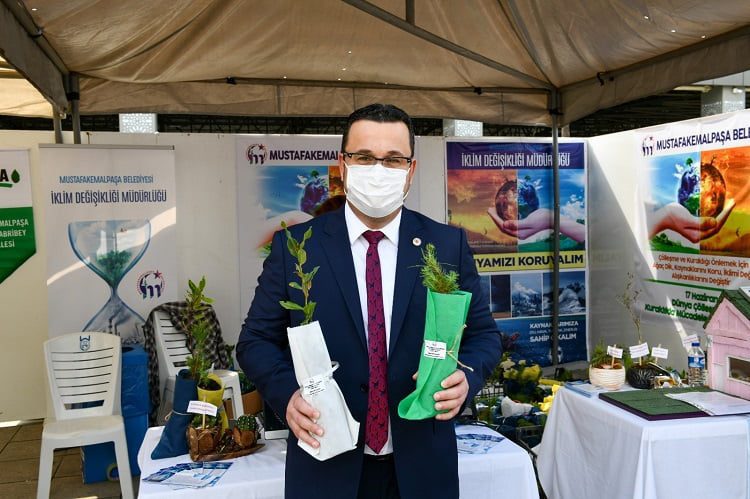 Mustafakemalpaşa Belediyesi Dünya Çölleşme Günü’nde fidan dağıttı