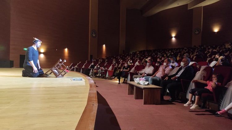 Kestel’de çocuklar tiyatro oyunu ile eğlendi