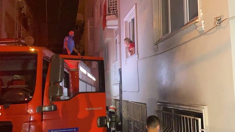 Bursa’da 6 katlı binada yangın