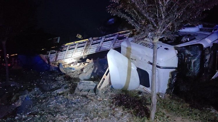 Bursa’da cam şişe yüklü TIR devrildi