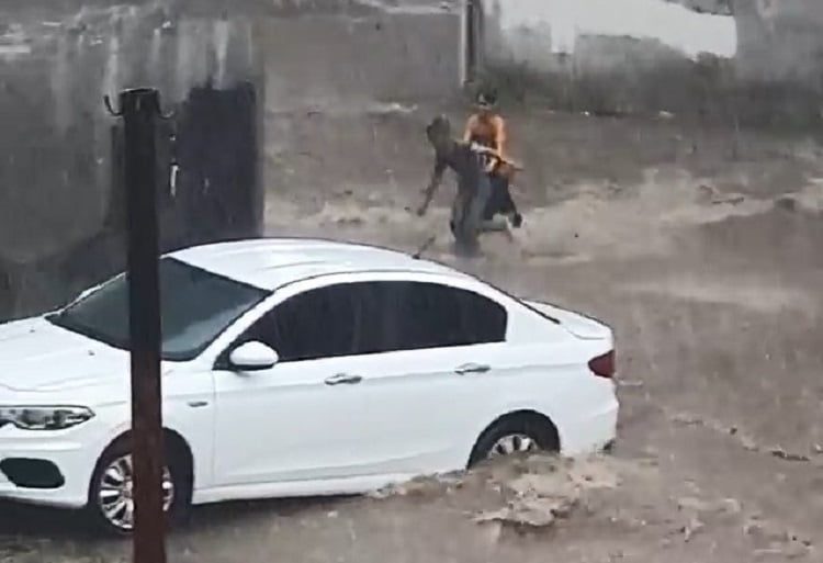 Son anda kurtuldular! Yağmur Bursa’da hayatı felç etti