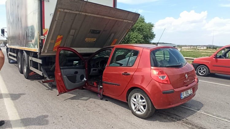 Bursa’da TIR’a çarpan sürücü ölümden döndü