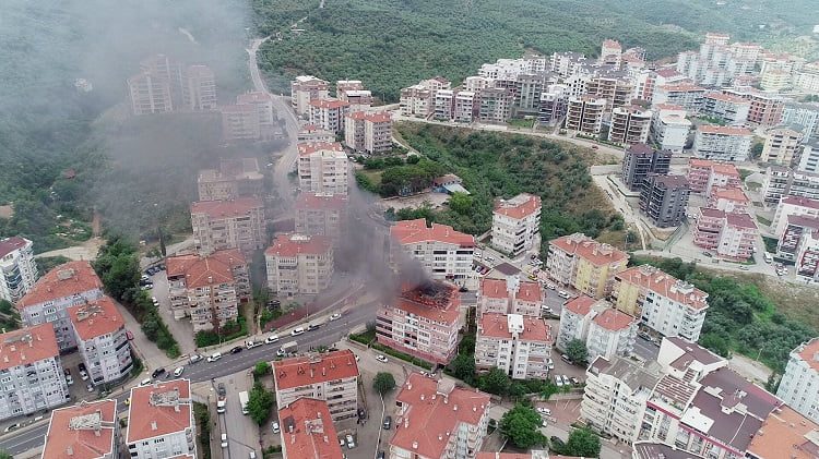 Bursa Mudanya’da yangın! Alevler alt katlara sıçradı