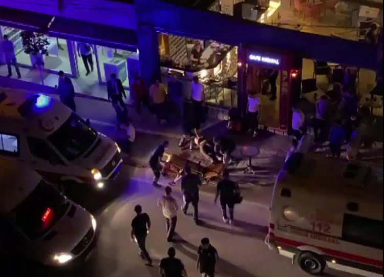 Bursa’da 2 genç bıçaklandı! Kafeye girip yardım istediler