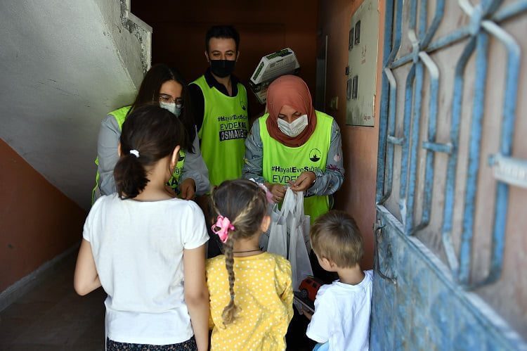 Osmangazi Belediyesi bayram öncesi çocukların yüzünü güldürdü