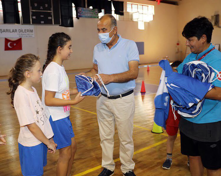 Genç basketbolculara Başka Türkyılmaz’dan forma ve çanta hediye