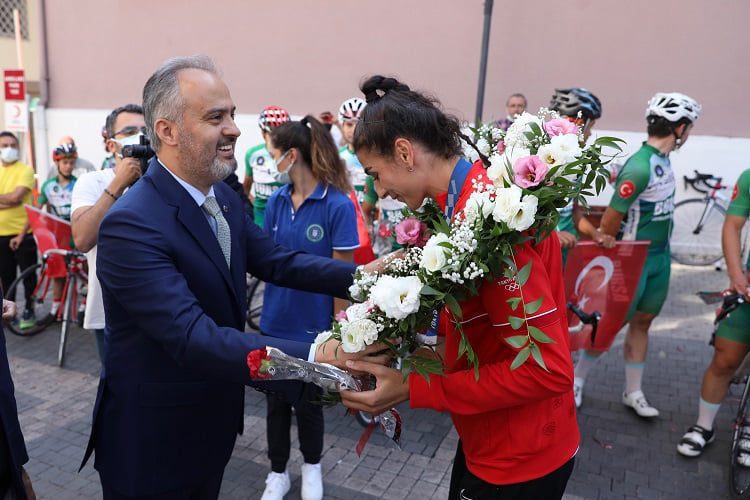Olimpiyatlarda tarih yazan İlgün’e coşkulu karşılama