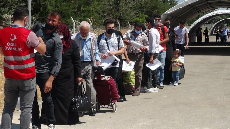 Suriyeliler bayram için ülkelerine gitmeye başladı