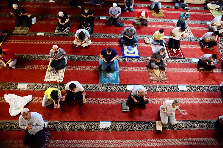 Bursa’da maske ve sosyal mesafeli bayram namazı