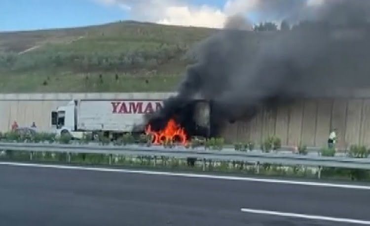 Bursa’da mısır yüklü TIR otobanda alev aldı