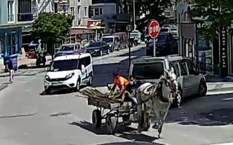 Hırsızlık şüphelileri polisten at arabasıyla kaçtı