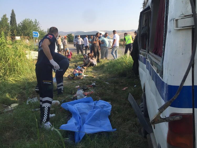Tarım işçilerini taşıyan minibüs kaza yaptı: 2 ölü