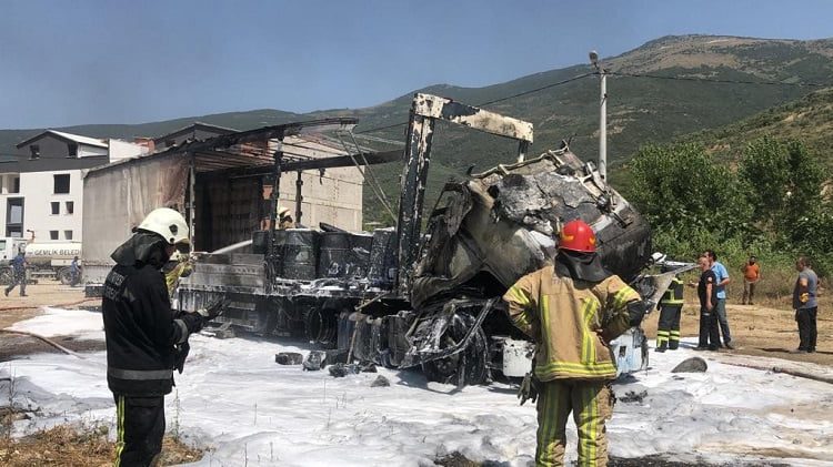 Bursa’da kazaya karışan TIR alev aldı