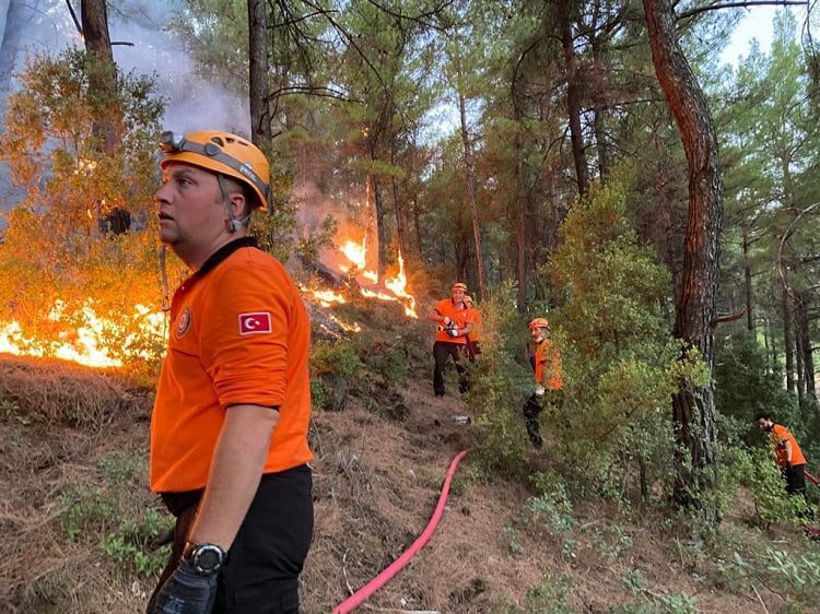Yıldırım Belediyesi ekipleri yangın bölgesinde mücadelesini sürdürüyor