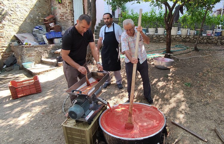 Ev ev gezip salça çekiyor