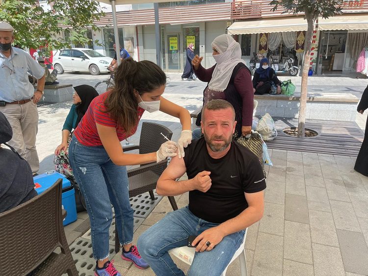 Bursa Yenişehir’de aşı çadırına vatandaşlardan ilgi