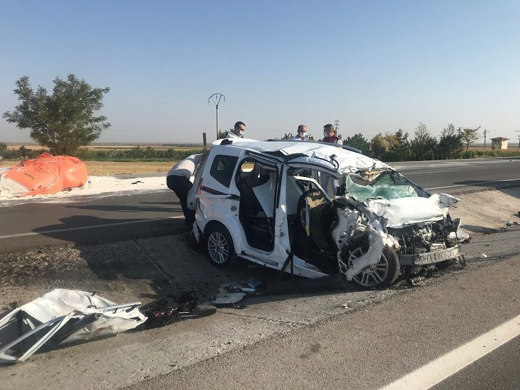 Patlayıcı yüklü TIR’la çarpıştı: 6 can kaybı