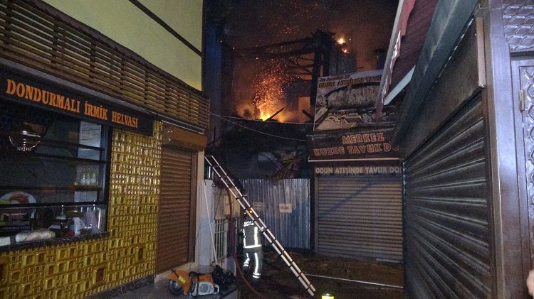 Bursa’da 110 yıllık ahşap bina yangında çöktü