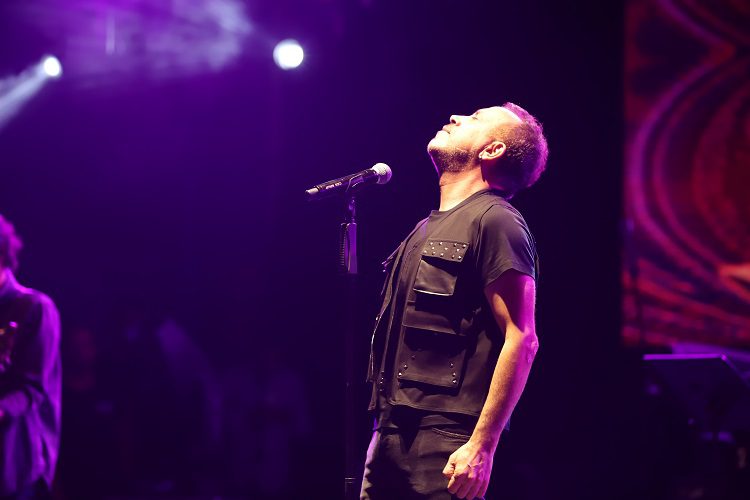 Haluk Levent kahvehanede konser verdi