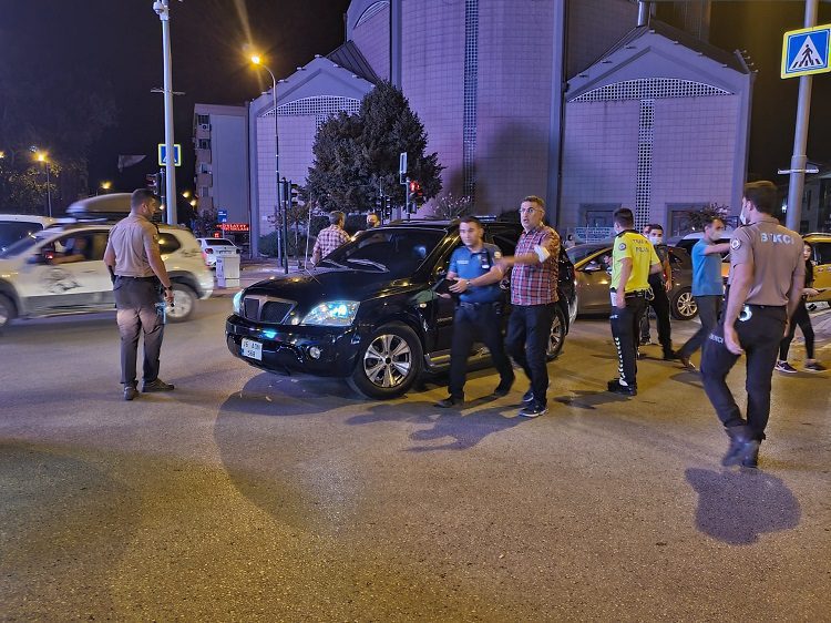 Çalıntı kaydı bulunan araçta silahla yakalandılar