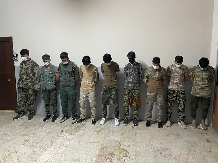 9 Afgan, askeri kamuflajla gezerken yakalandı