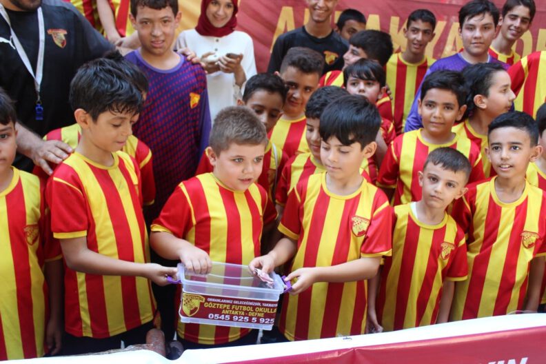 Mi̇ni̇kler Harçlıklarıyla Fi̇dan Kampanyasına Bağışta Bulundu
