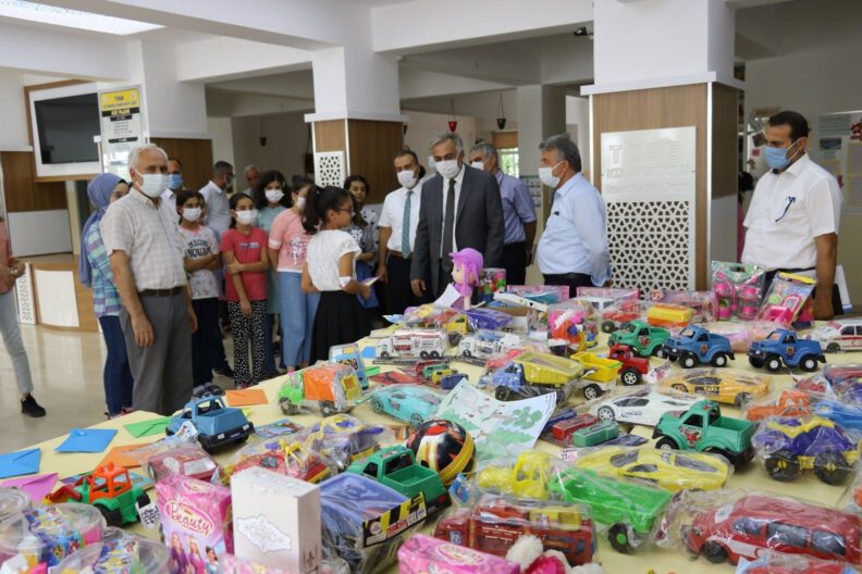 Orman Yangınlarını Yaşayan Çocuklara Oyuncak Gönderi̇ldi̇