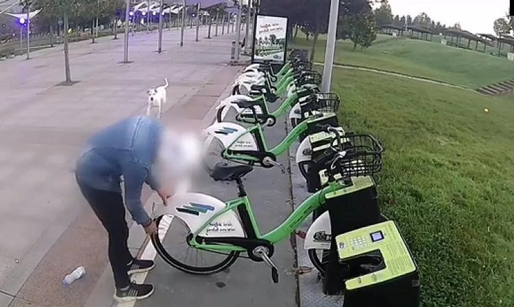 Parktaki belediye bisikletlerinin lastiklerini bıçaklayan şüpheli kamerada