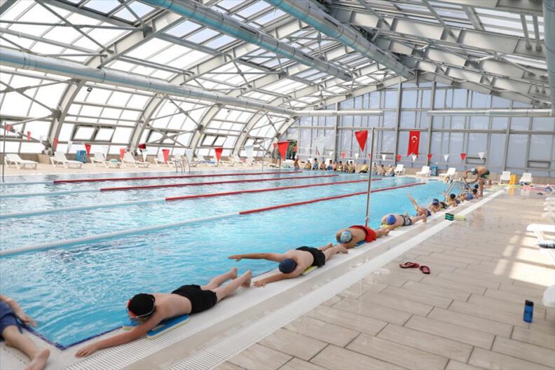 İnegöl Belediyesi Yüzme Havuzunda kış spor okulları için kayıtlar başladı