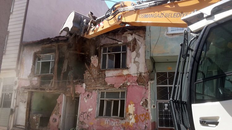 Bursa Osmangazi’de metruk binaların yıkımı sürüyor