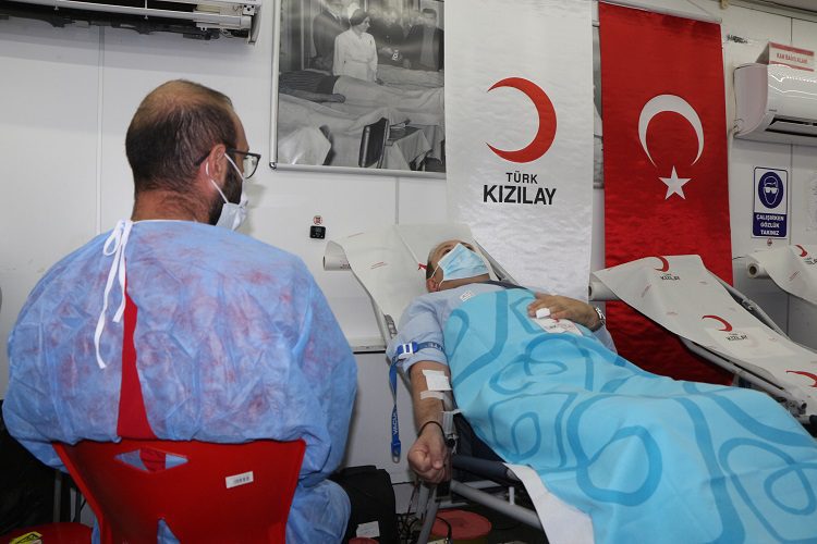 Bronz madalyalı Vali Pehlivan’dan 18’inci kan bağışı