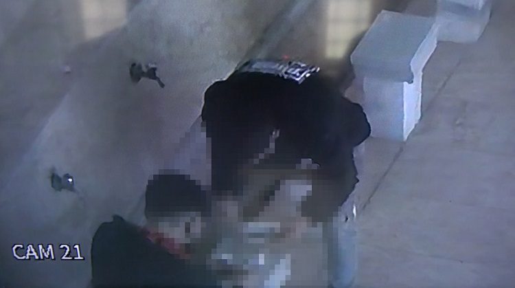 Camide uyuşturucu kullanan kişiye sopayla dayak