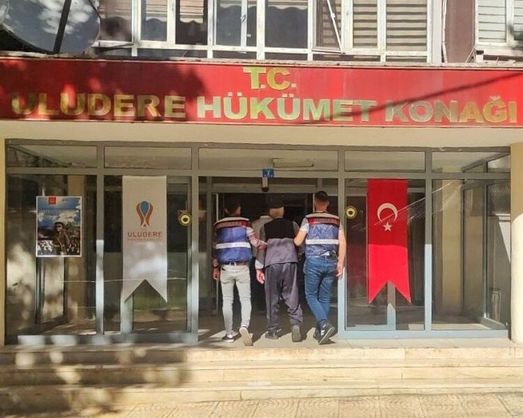Şırnak’ta aranan şüpheliyi JASAT yakaladı