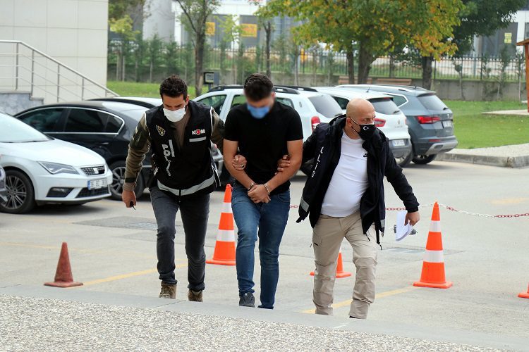 Kovalamacayla durdurulan otomobilde 215 bin 625 uyuşturucu hap ele geçti