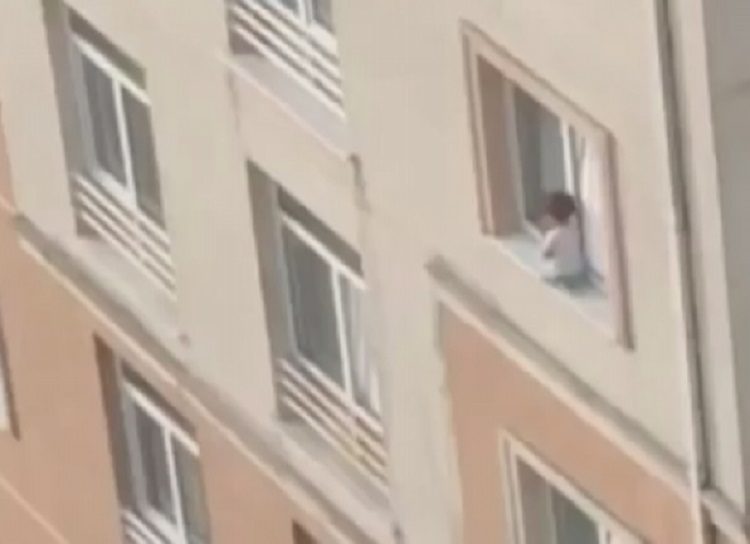 Yürekler ağza geldi! Küçük çocuk pencerenin pervazında oturdu