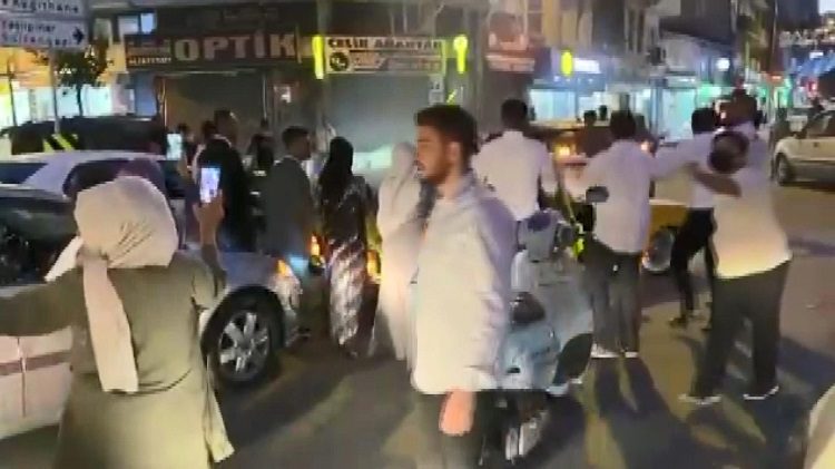 Eyüpsultan’da düğün konvoyu; yolu kapatıp halay çektiler