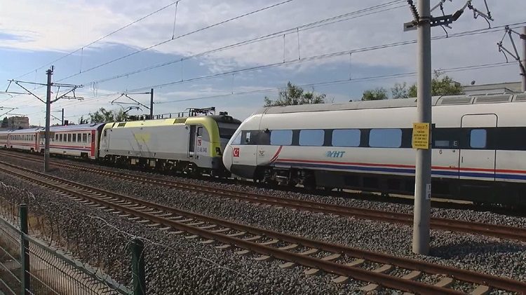 İstanbul’da faciadan dönüldü! İki tren kafa kafaya geldi