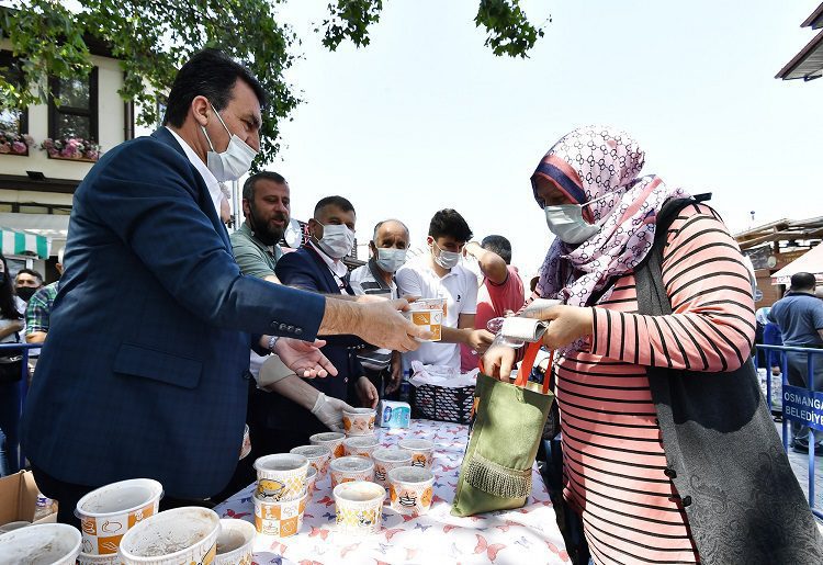 Başkan Dündar’dan vatandaşa aşure ikramı