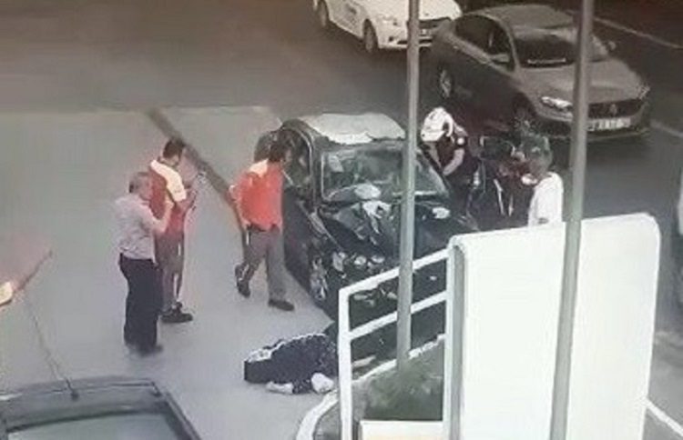 Polisten kaçarken servis bekleyen kadına çarptılar